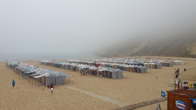 Cabanas na praia de Nazaré.jpg